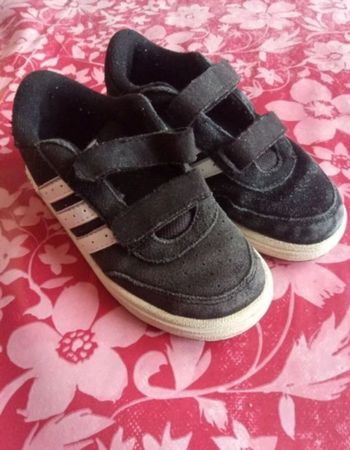 1 paire de basket taille 27