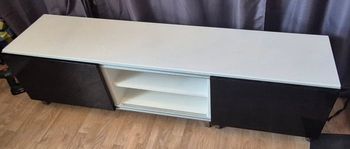 Meuble blanc et noir