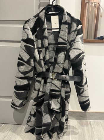 Trench gris et noir avec sa ceinture