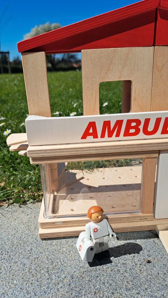 Jouet en bois maison ambulance - photo numéro 2