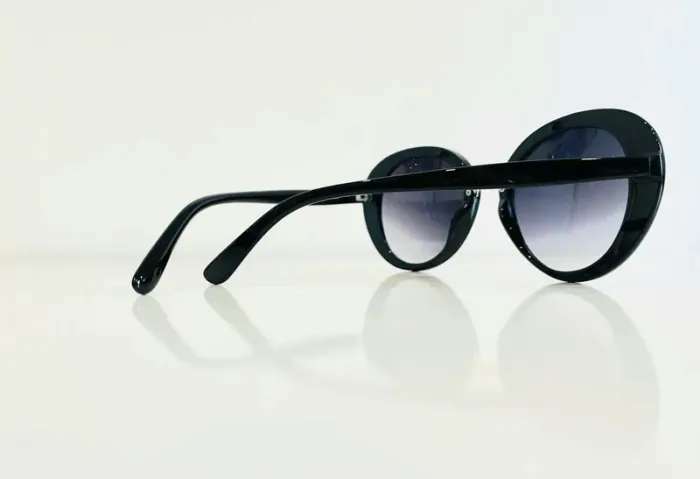Lunette de soleil femme noire et dorée ovale verres dégradés UV protection catégorie 3 - photo numéro 7