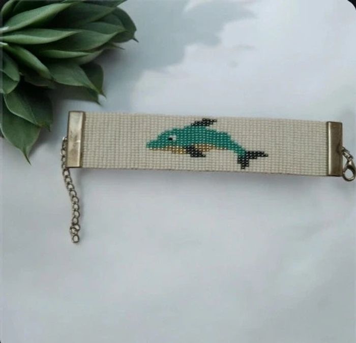 Bracelet dauphin fait avec des petites perles en très bon état - photo numéro 3