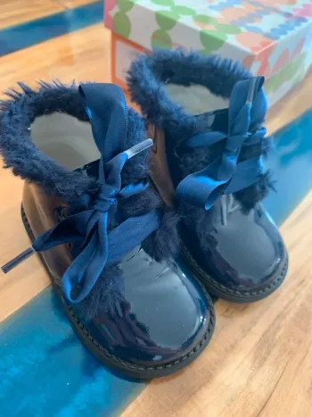 Bottines vernis et fausse fourrure taille 20