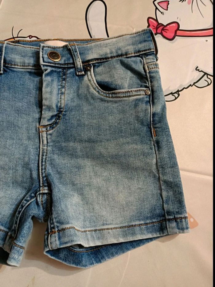 Short jean 10 ans très bon état - photo numéro 2