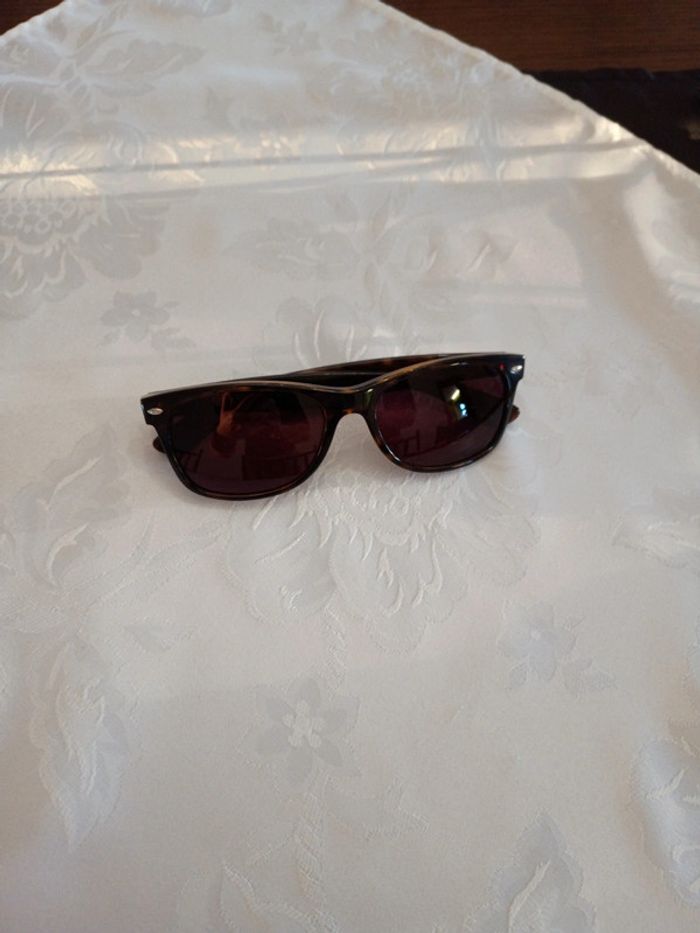 Lunettes de soleil Ray-Ban authentiques fabriquées en Italie