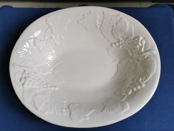 Assiette de service ovale, céramique blanche déco fruits