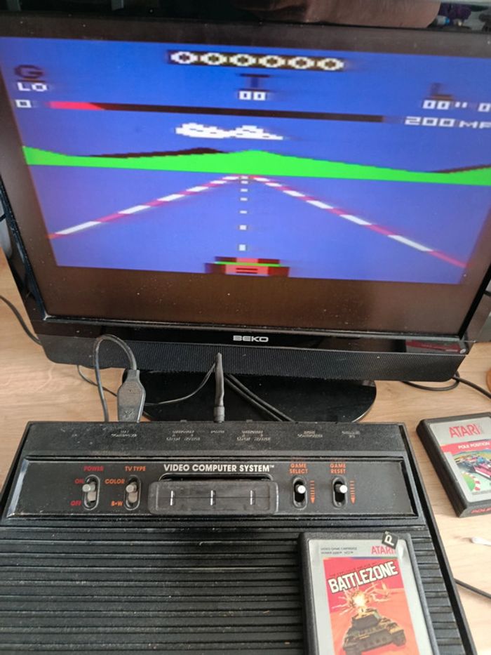 Console vintage Atari 2600 avec manettes et jeux - photo numéro 9