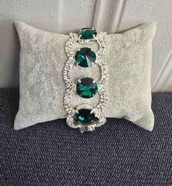 Bracelet mariage ou soiree argenté avec pierre verte ronde et petit strass blanc