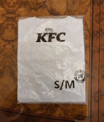 Neuf et Scellé T-shirt ultra rare collector taille S/M Tanjiro Demon Slayer x KFC – Édition interdit
