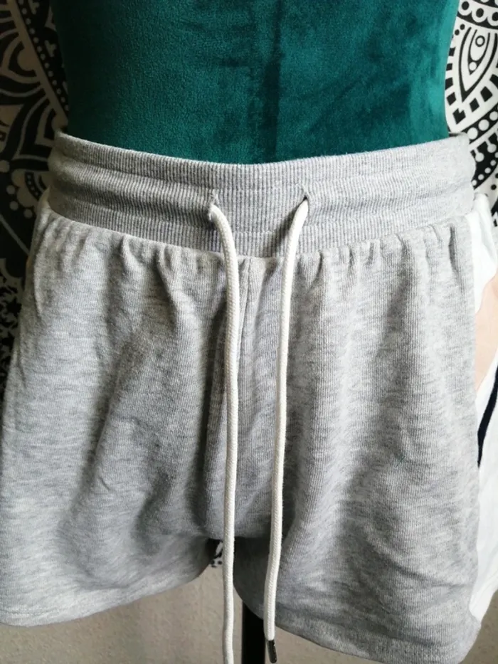 Short gris avec poche à l'arrière et écusson girls / undiz / (L) - photo numéro 2
