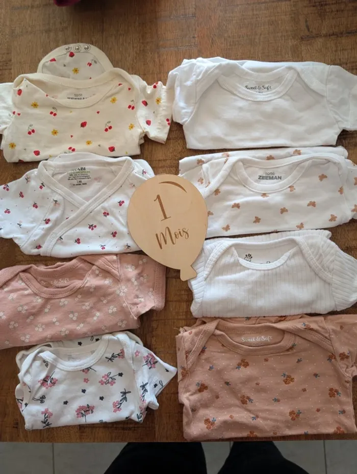 Lot bodies manches courtes 1m
