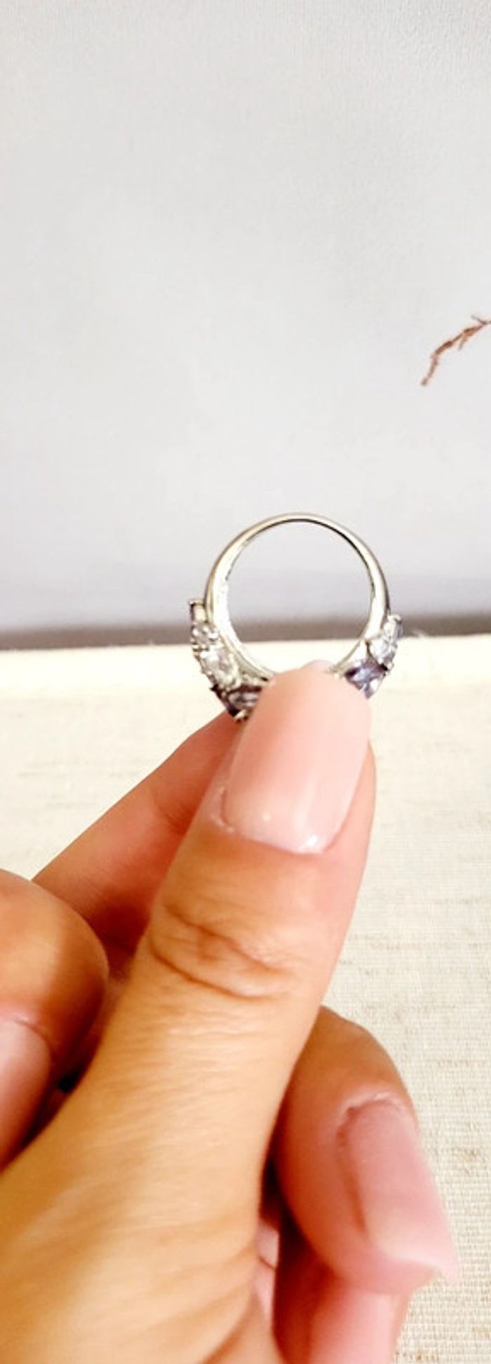 Bague élégante avec pierre violette et strass - photo numéro 4