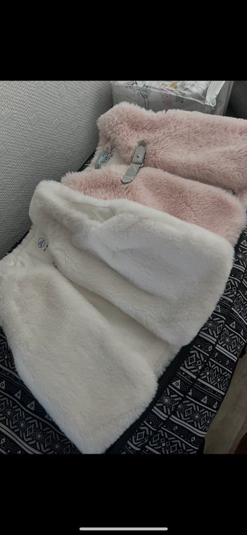 Deux veste sans manche 6 mois