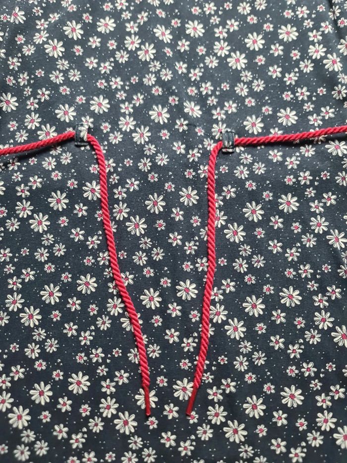 Robe été bleu fleurs blanches manches courtes fille Taille 7 ans Cordon rouge à la ceinture - photo numéro 4