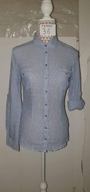 Chemise, bleu a fines rayures blanches, en coton, manche longue qui se retrousse pour les transformé