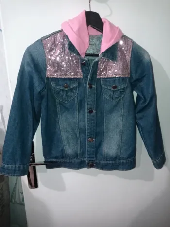 Veste en jeans bleu avec dessins au dos
