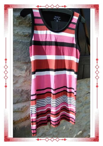 Robe rayée rose-rouge-blanc et noir