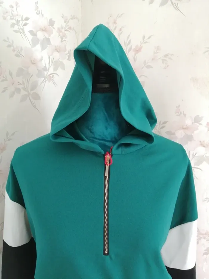 Sweat à capuche fin tricolore avec fermeture sur le col et poche kangourou  / sans marque / (TU) - photo numéro 4