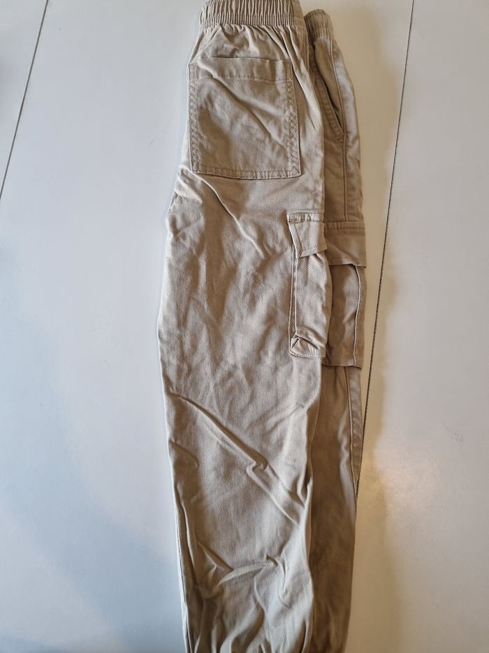 Deux pantalons neufs sans étiquette - photo numéro 3