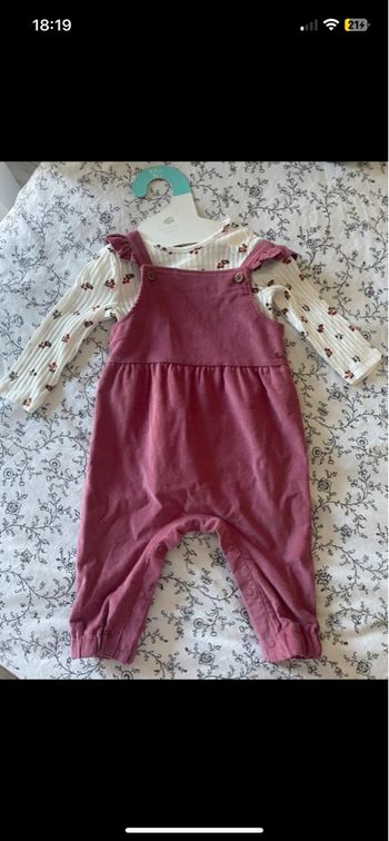 Ensemble salopette côtelé framboise et tee shirt manche longues fleuri bébé