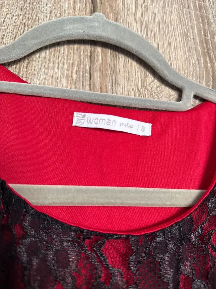 Robe noire et rouge, dentelle - photo numéro 3