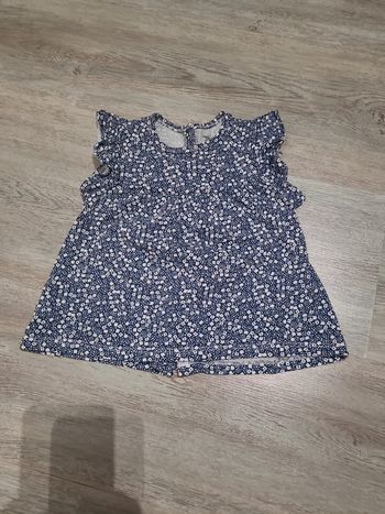 Haut blanc et bleu à fleurs