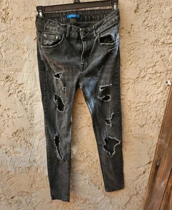 Jean skinny troué aux jambes noir assez moulant Taille haute