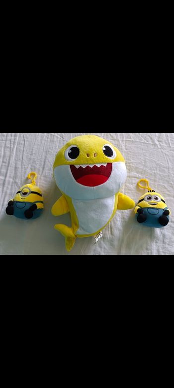 Lot de peluches Baby Shark et Minions
