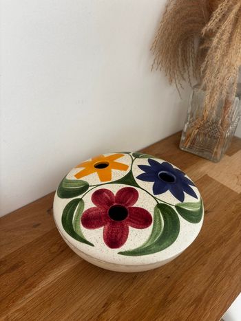 Charmant pique fleurs vintage en céramique décor floral années 70