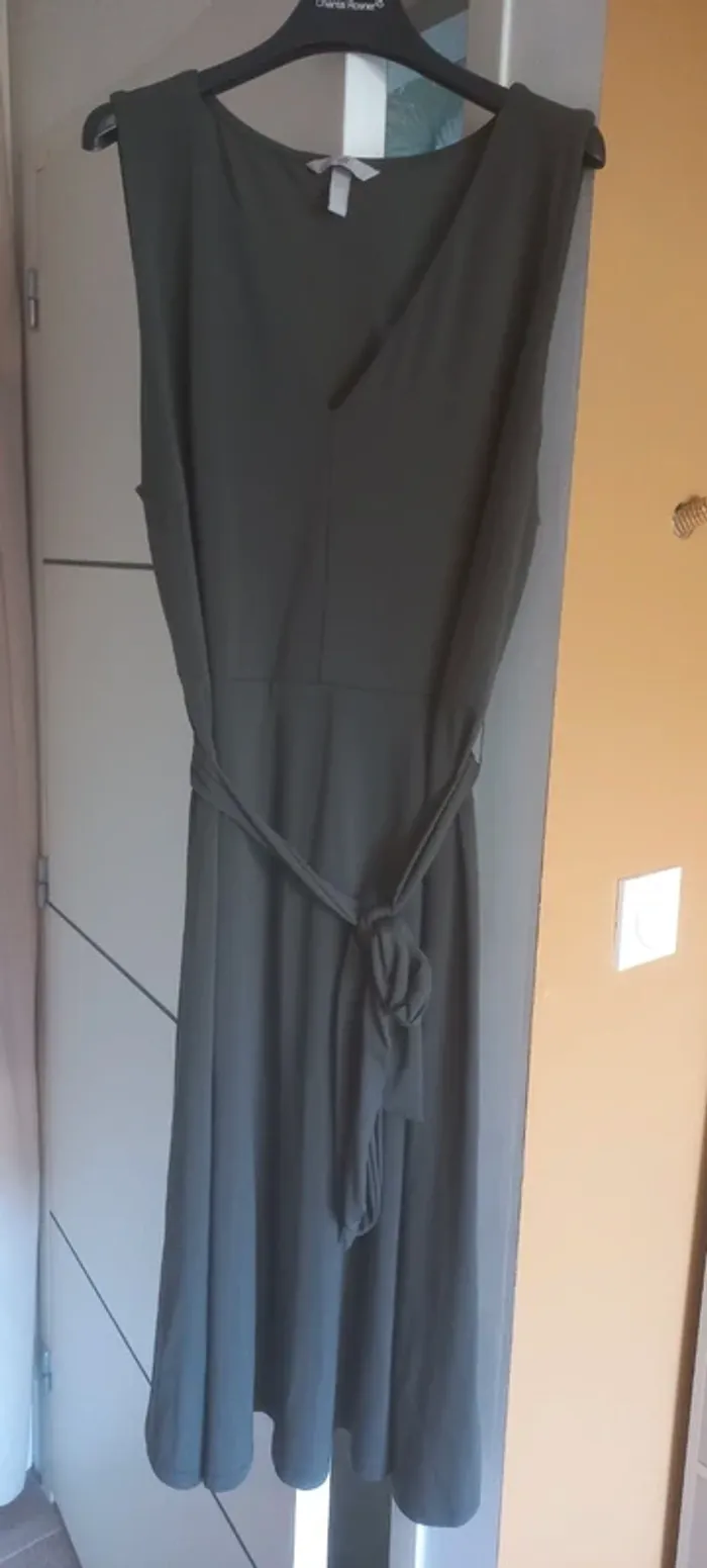 Robe classe avec ceinture amovible état neuf