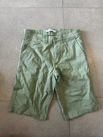 Short vert Celio, taille 36, très bon état , 36x48cm