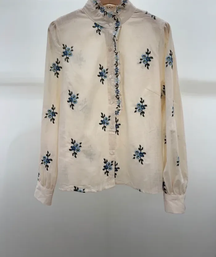 Chemise beige été en coton motifs fleurs bleues