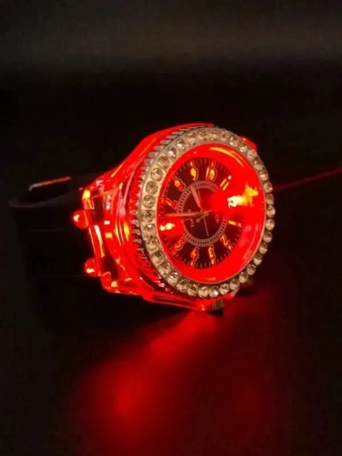 Montre noire lumineuse, style casino - photo numéro 4