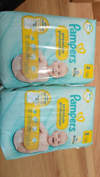 Lot de deux paquets de couches Pampers taille 2