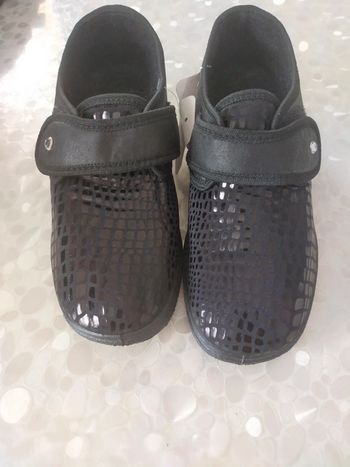 Chaussons plats T 36 a velcro noire
