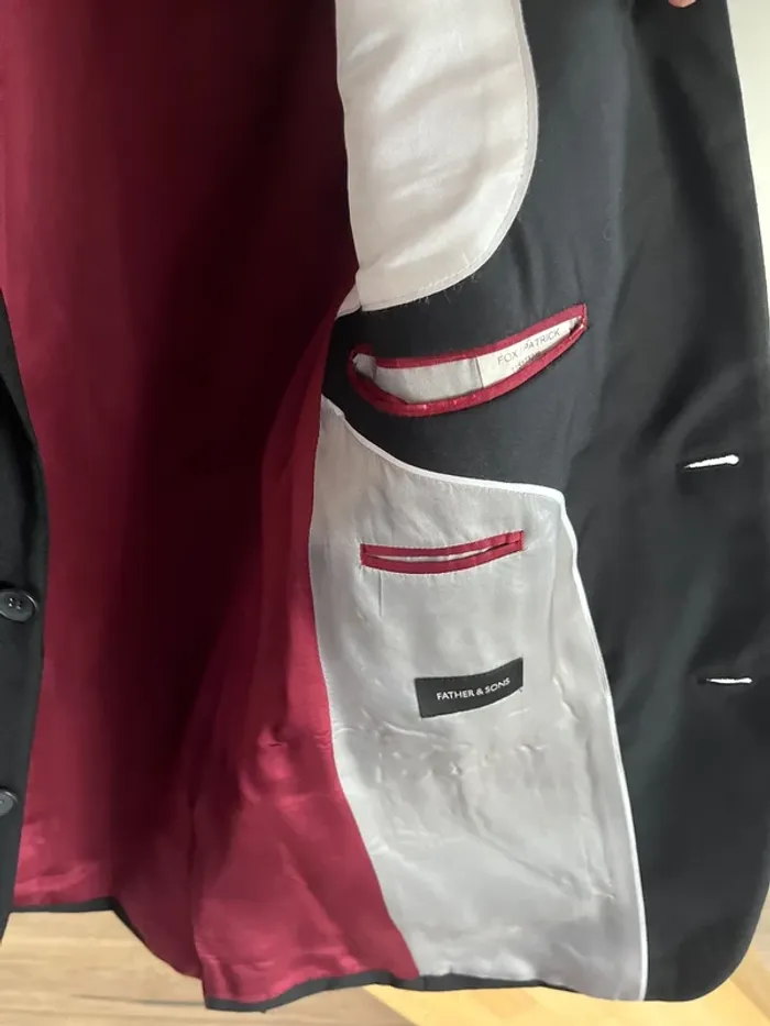 Veste de costume noire intérieur rouge - photo numéro 2