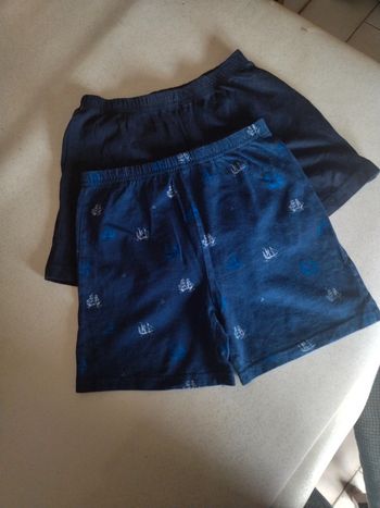 2 shorts garçons taille élastique . Taille 4/6 ans