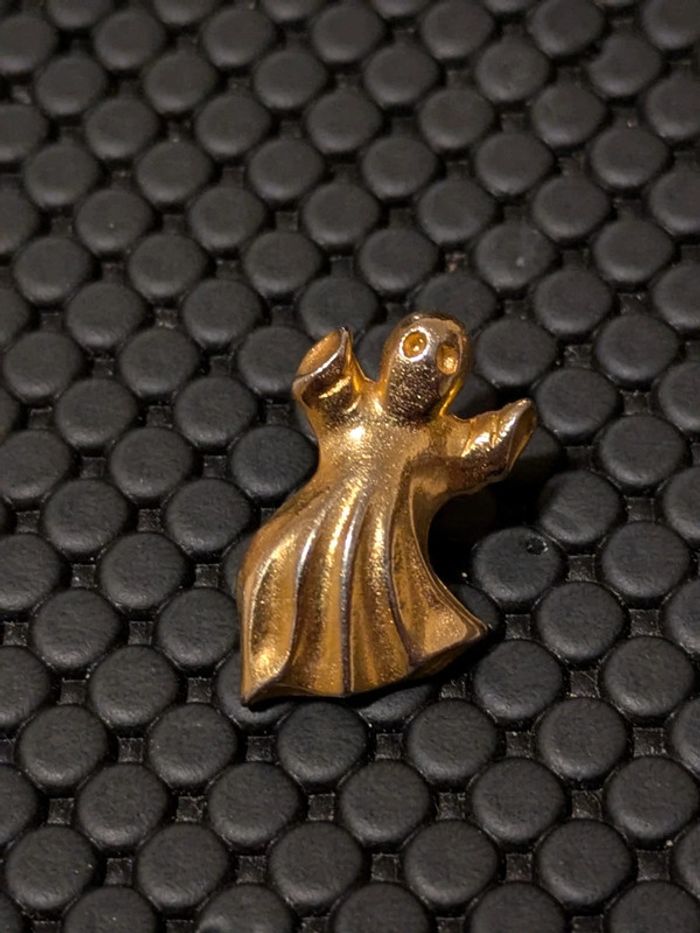 Joli pin's petit fantôme 👻 relief doré halloween