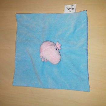 Doudou cochon Georges est le petit frère de Peppa Pig. bleu