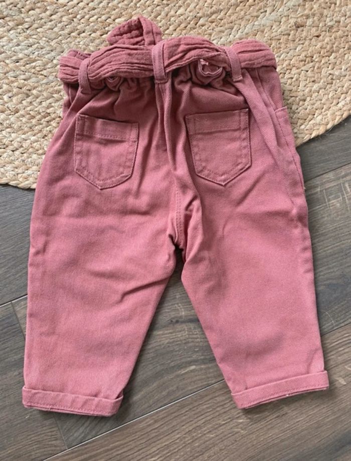 Pantalon jeans paperbag Kiabi rose bordeaux 6 mois - photo numéro 3