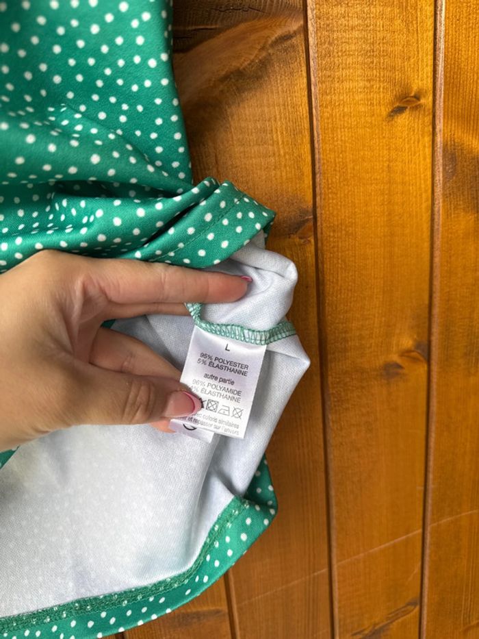 Débardeur vert avec une petite chaîne au niveau du cou - photo numéro 3