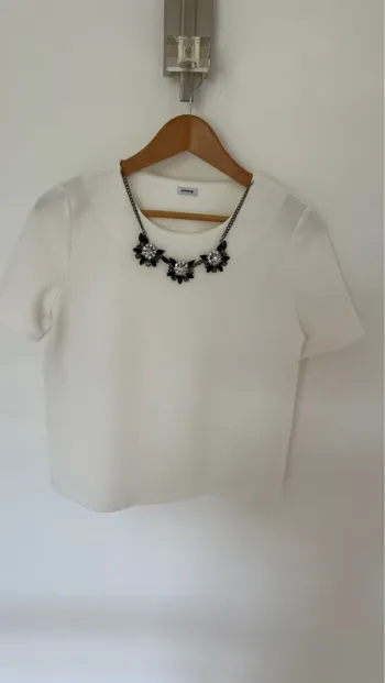 Top crème Avec bijoux amovible forme tee shirt