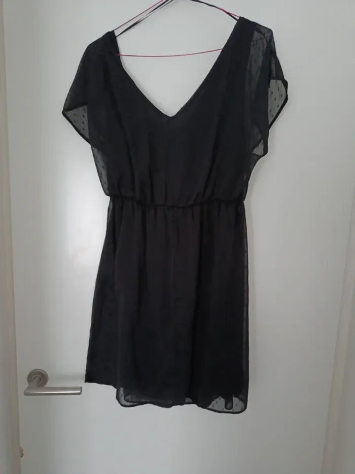 Petite robe noir Naf Naf 38 tissu plumetis col V - photo numéro 4
