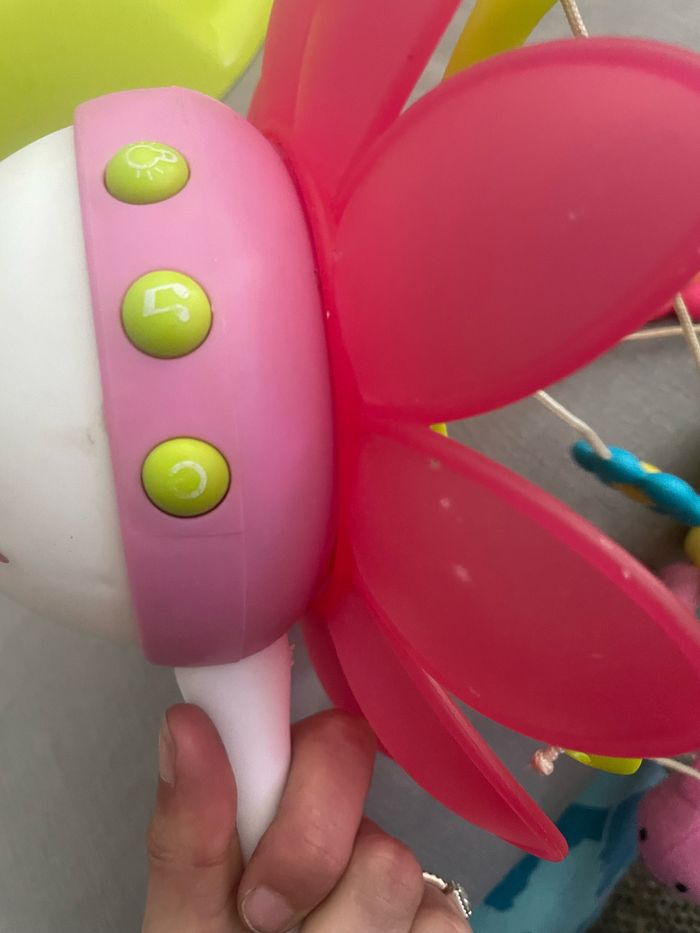 Mobile bébé en bonne état fonctionne parfaitement