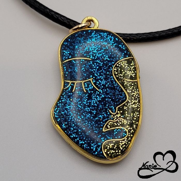 Pendentif en résine visage doré, bleu et vert - photo numéro 2