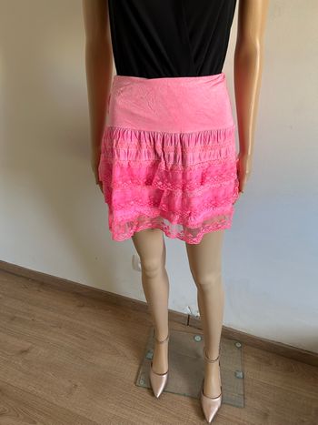 Jupe courte rose avec dentelle taille unique bon état 