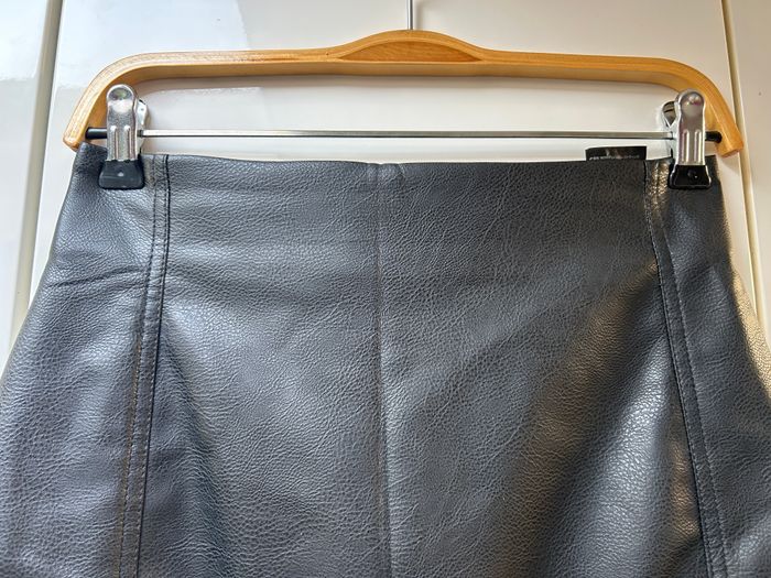 Jupe noire en simili H&M - Taille 38 - photo numéro 2