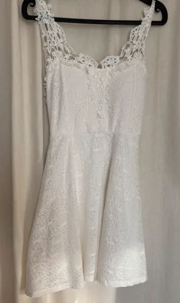 Jolie robe courte blanche dentelle