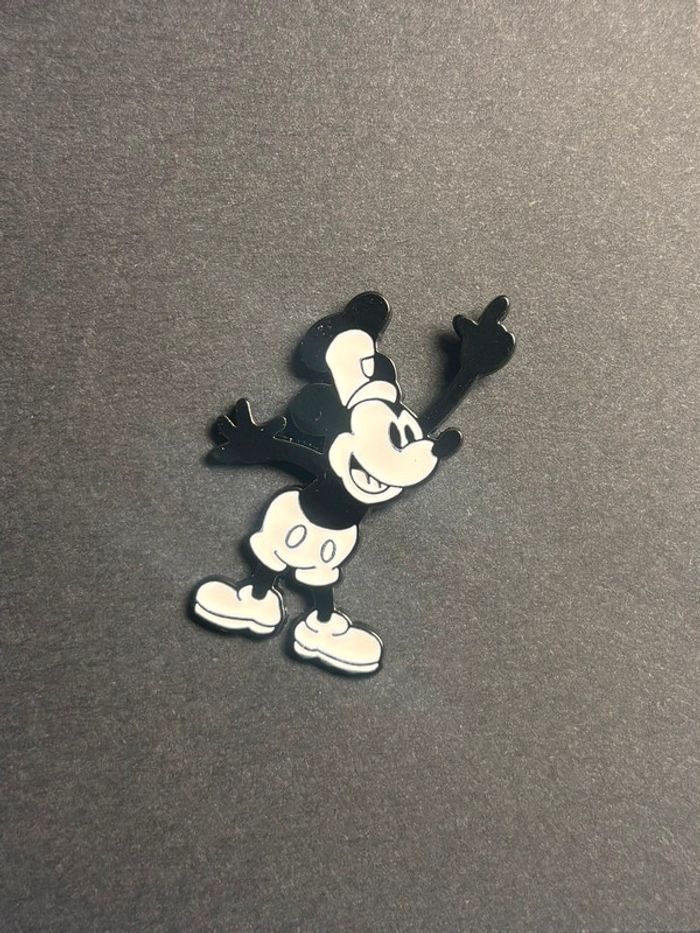 Très jolie pin’s Mickey noir et blanc