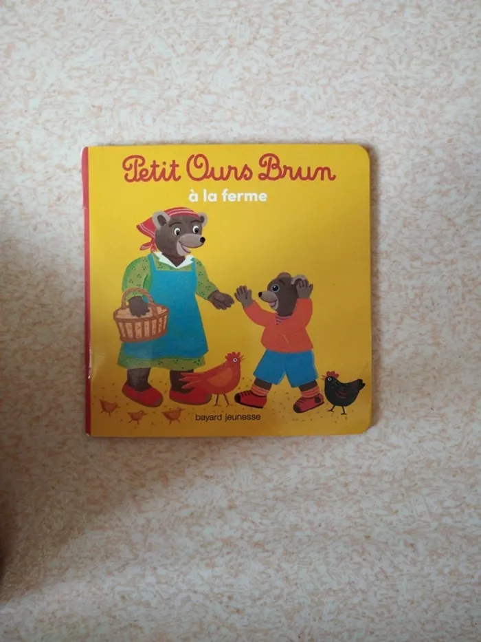 Petit ours brun a la ferme